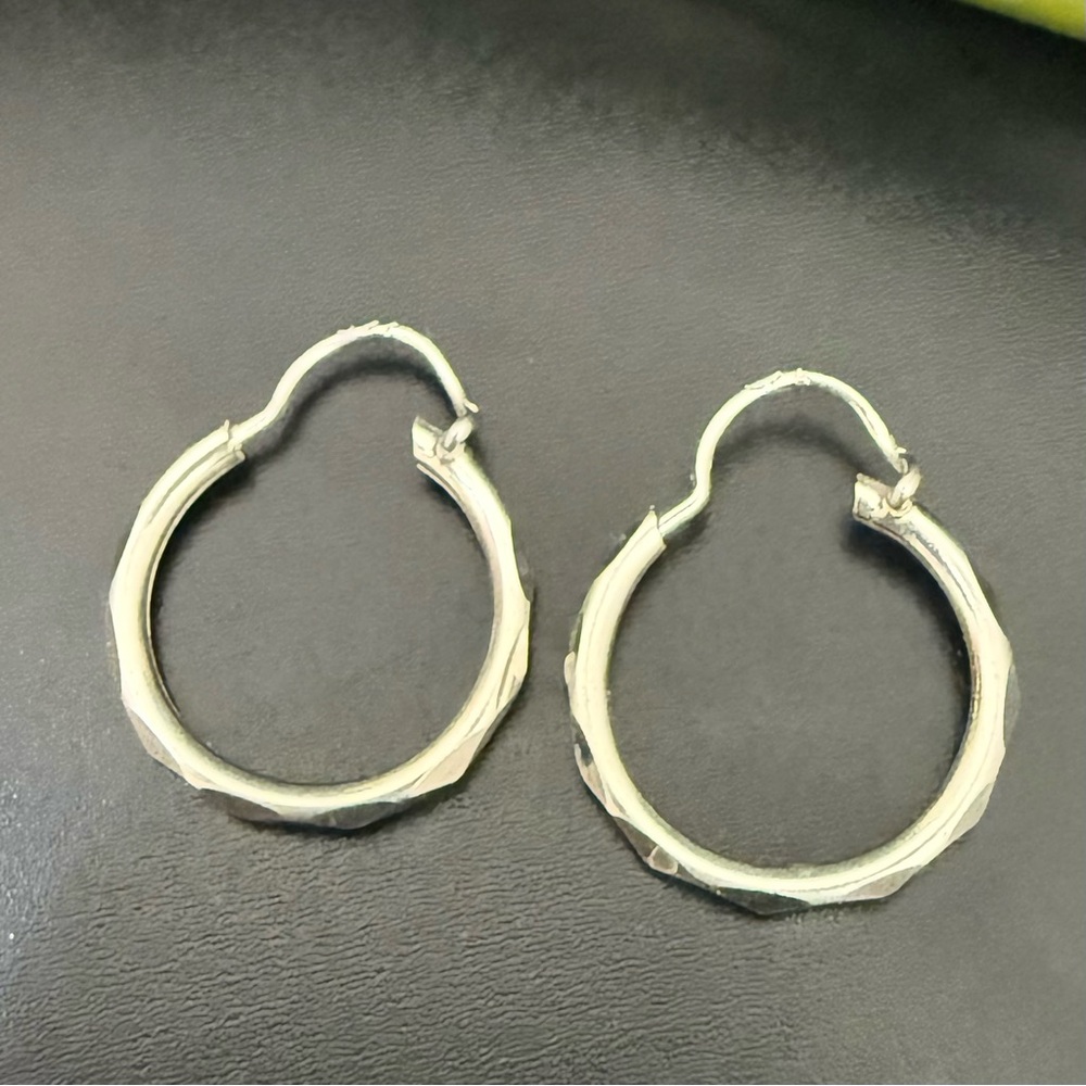 Vintage Signed 925 Sterling Silver 3/4” Small Hoop Earrings 1.3g.